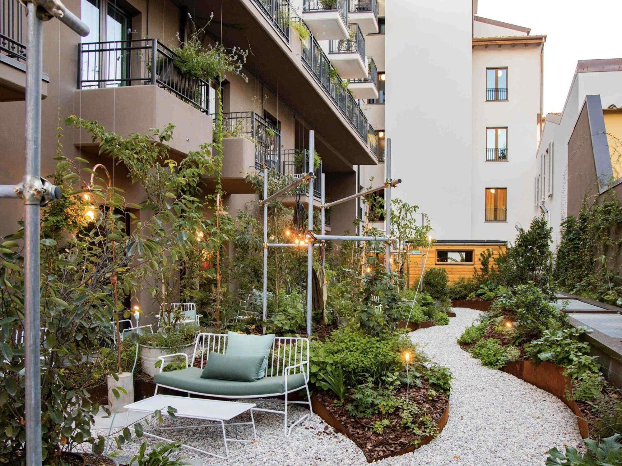 Large Rosso Private Garden