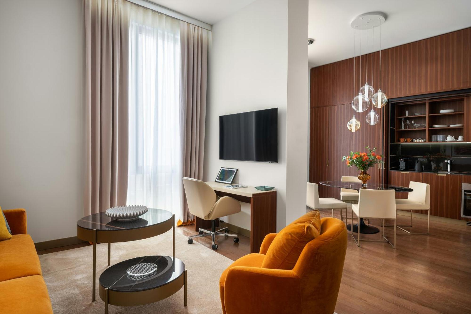 Deluxe One-Bedroom Apartment