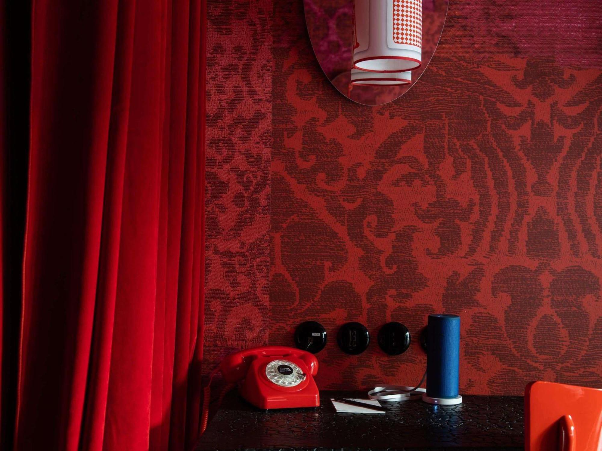 Medium Rosso Balcony